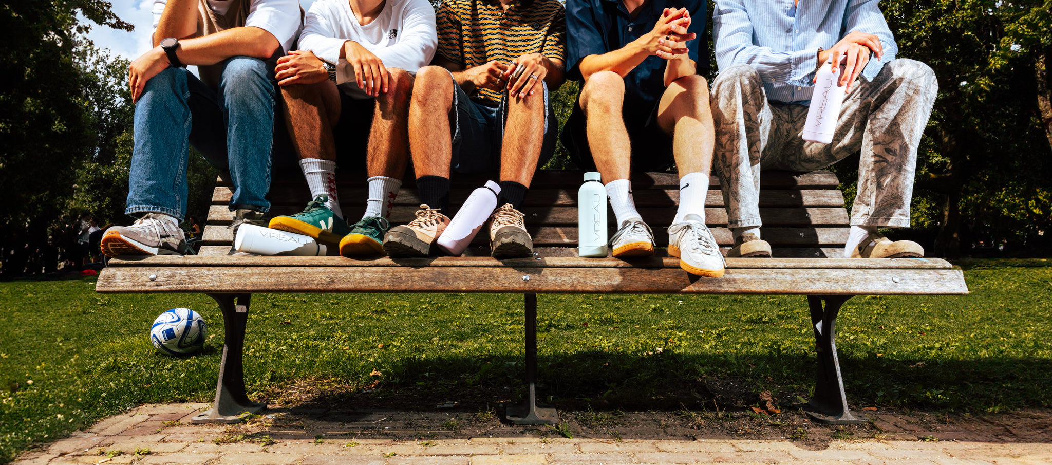 Groep vrienden op een bankje met Vireau RVS drinkflessen – duurzame herbruikbare waterfles 0,5L