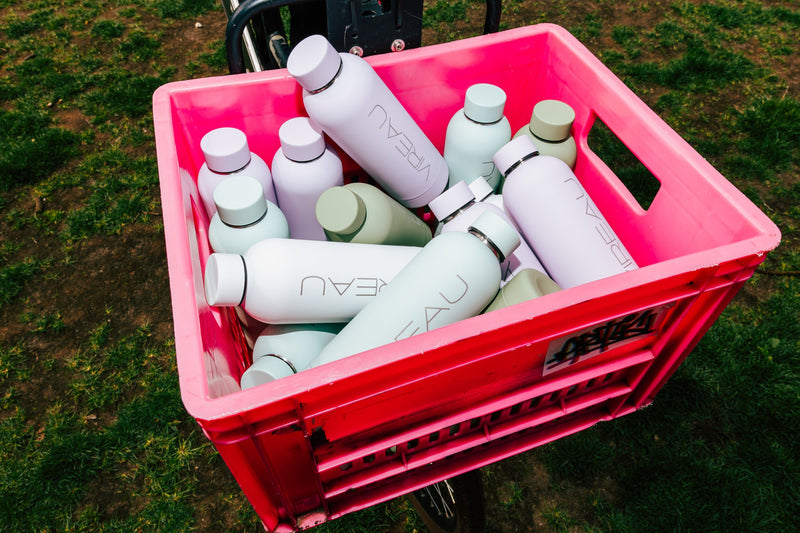 Waarom stoppen met drinken uit blik en plastic en alleen nog uit RVS drinkbekers