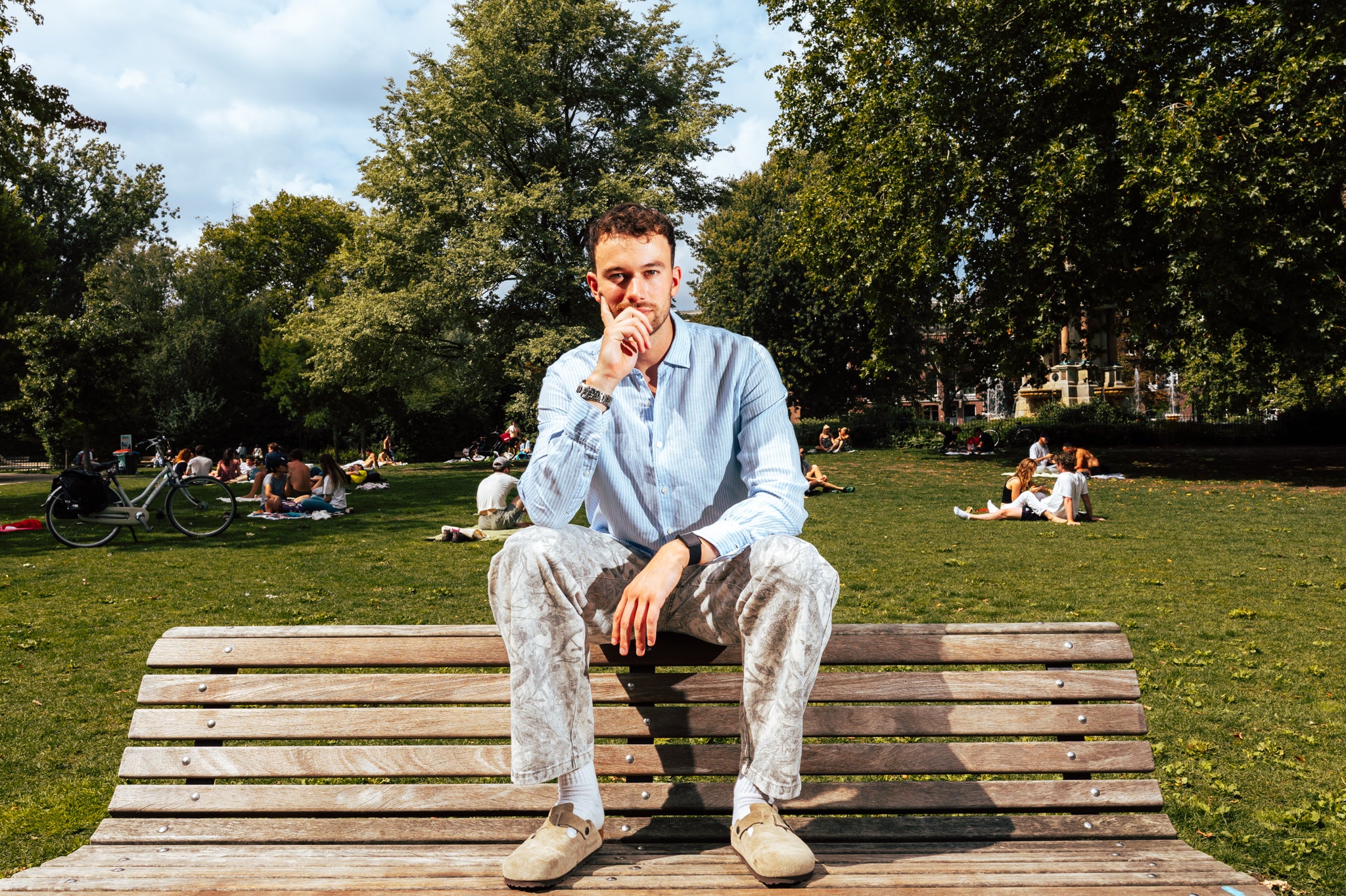 Man op een bankje met Vireau RVS drinkfles in de hand – duurzame waterfles voor gezond en puur drinkwater.