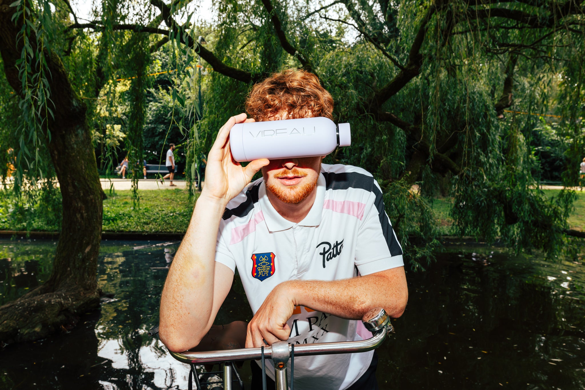 Man met Vireau RVS drinkfles op de fiets – Go For Pure water, duurzaam en BPA-vrij