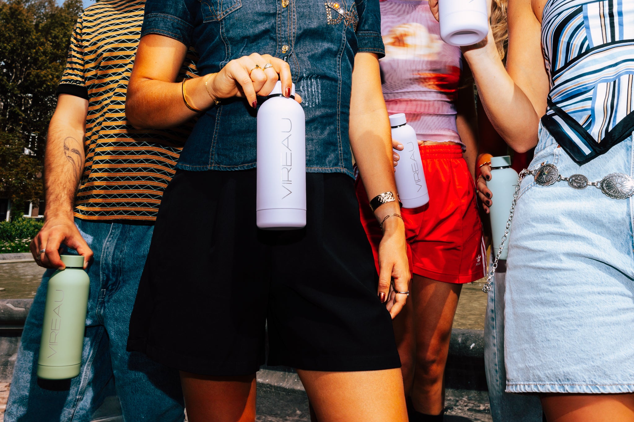Groep mensen met Vireau RVS drinkflessen – eenvoudig vullen, sluiten en drinken zonder BPA en microplastics.