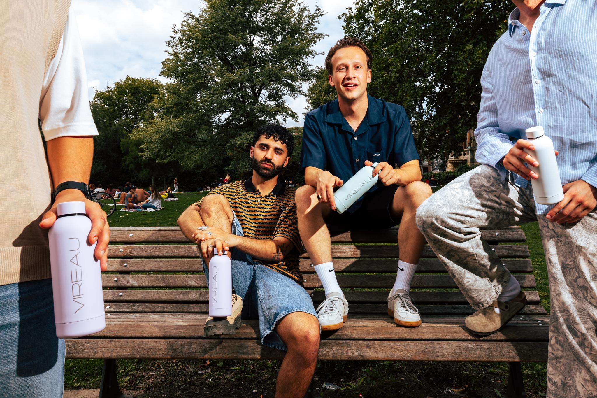 Twee mannen met Vireau RVS drinkflessen – duurzame zakelijke waterflessen voor bedrijven en teams.