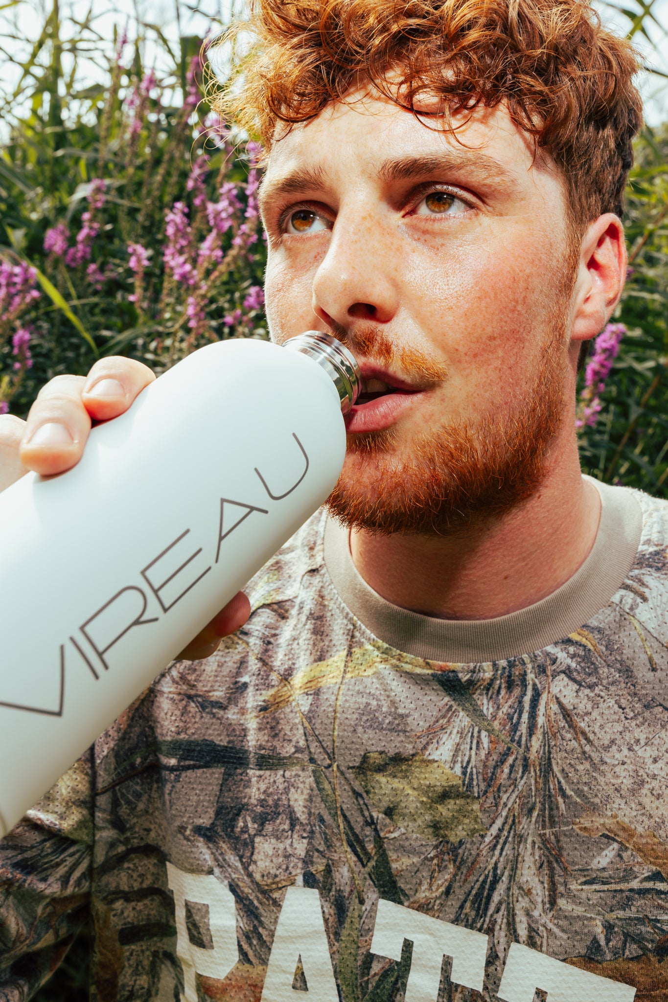 Man drinkt uit Vireau Premium RVS drinkfles lichtblauw 0,5L – ideaal voor sport en onderweg