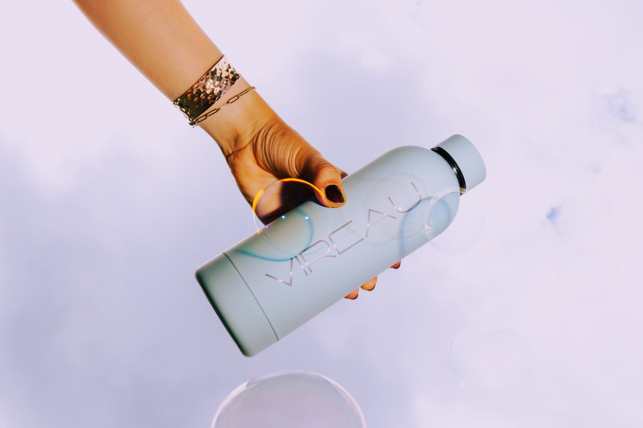 Lichtblauwe Vireau RVS drinkfles 0,5L vastgehouden in de hand – stijlvol en duurzaam voor dagelijks gebruik