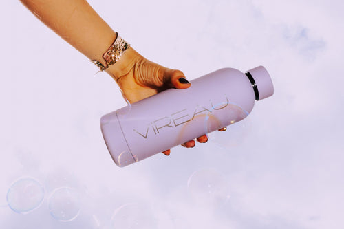 Paarse Vireau RVS drinkfles 0,5L vastgehouden in de hand – stijlvol en duurzaam voor dagelijks gebruik