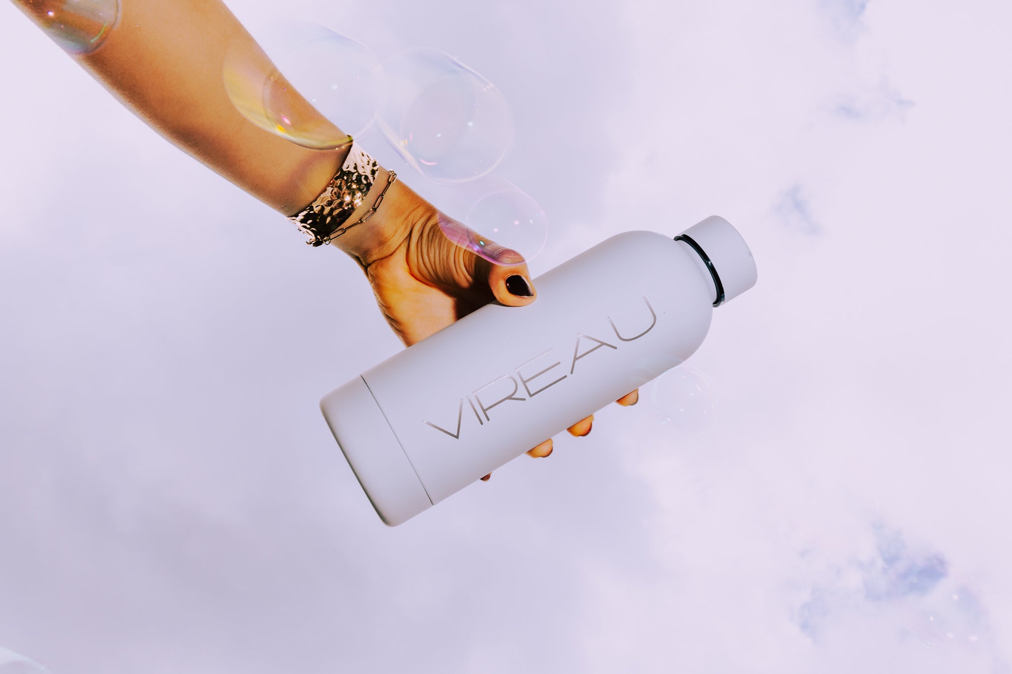 Witte Vireau RVS drinkfles 0,5L vastgehouden – stijlvol en duurzaam voor dagelijks gebruik